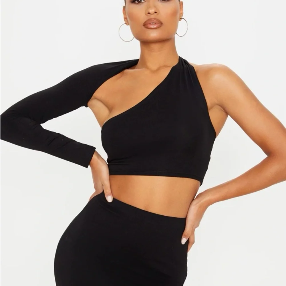 PrettyLittleThing BLACK COTTON ONE SHOULDER ASYMMETRIC CROP TOP - Picture 1 of 2